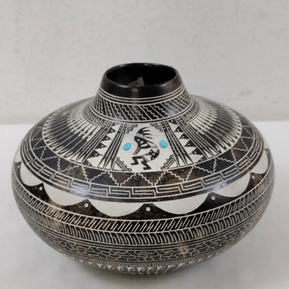 Beautiful Navajo Pottery Etched Seed Pot by Myron Charley With Inlaid Turquoise